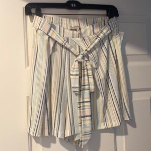 BCBG shorts L